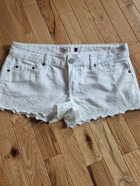 SO White Embroidered Scallop-Hem Denim Shorts